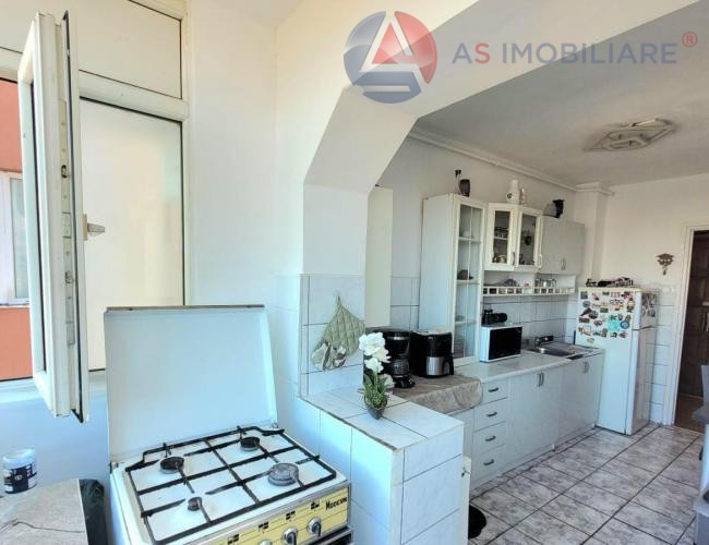 Oportunitate de investiție în cartierul Astra: Apartament luminos cu 3 camere, decomandat